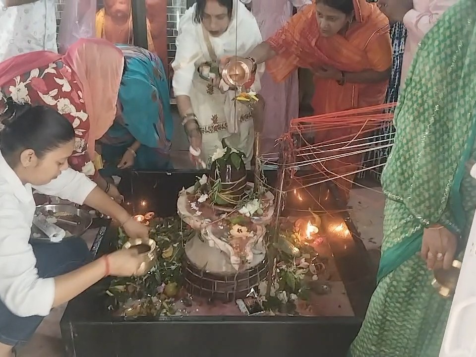 पूजा करते भक्त। - Dainik Bhaskar
