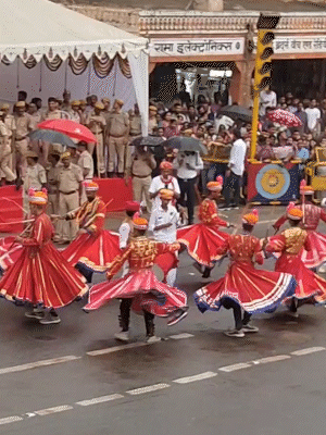 कलाकार नाचते गाते तीज की सवारी में शामिल हुए। यहां कलाओं के अलग-अलग रंग देखने के लिए मिले।