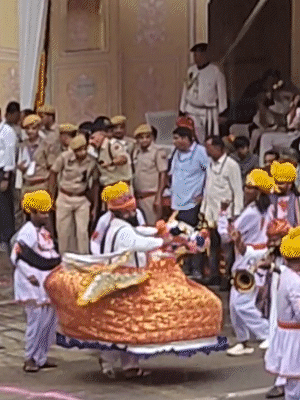कच्छी घोड़ी कलाकार तीज माता की सवारी में बारिश के बीच नाचते दिखे।