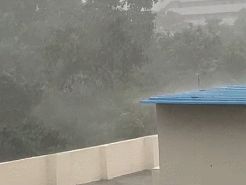 जेएलएन मार्ग पर तेज हवा के साथ बारिश हुई।