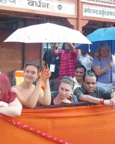 विदेशी टूरिस्ट बारिश में भीगते हुए तीज माता की सवारी देखने पहुंचे।