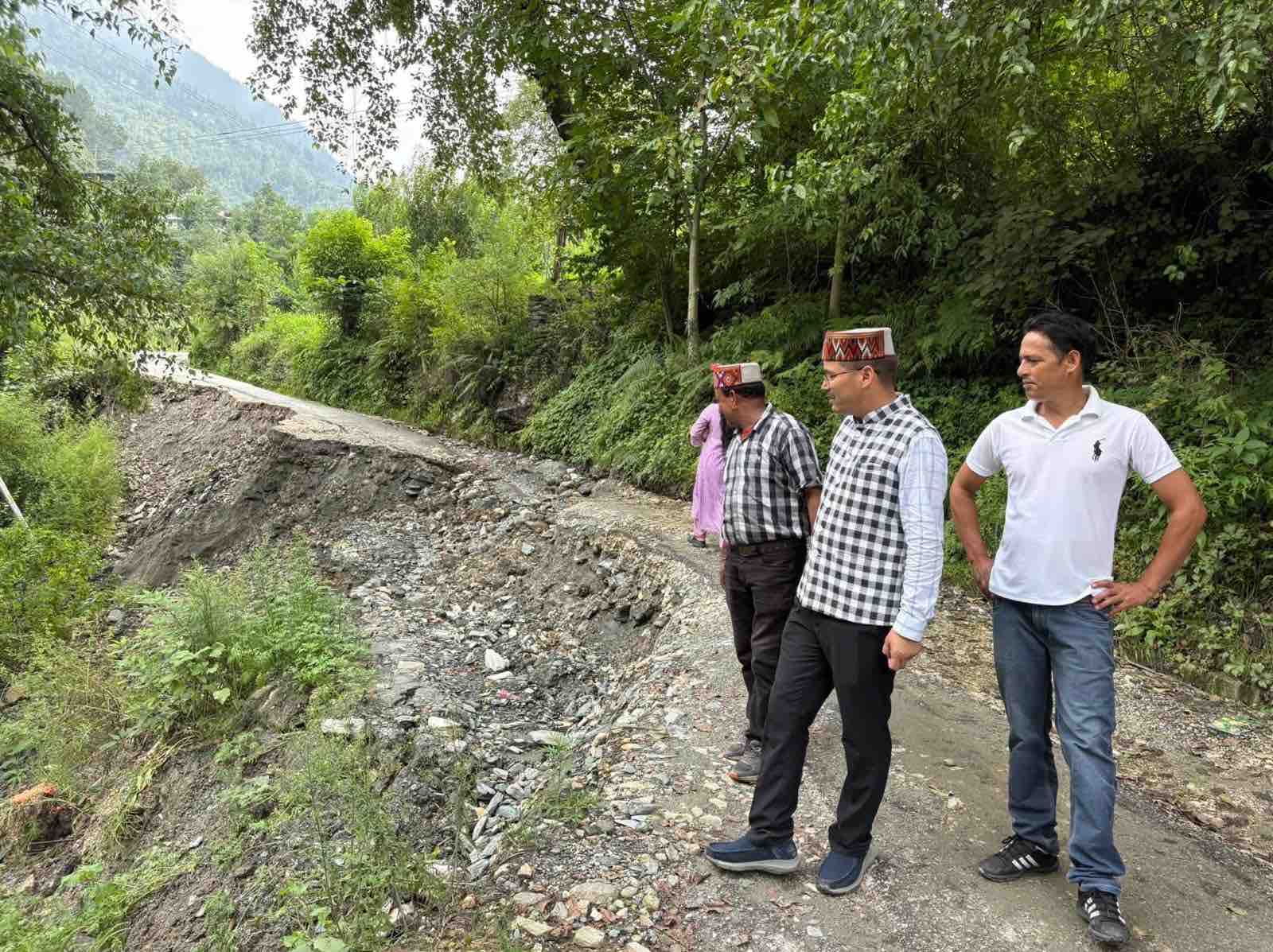 प्रभावित क्षेत्र का दौरा करते विधायक सुरेंद्र शौरी