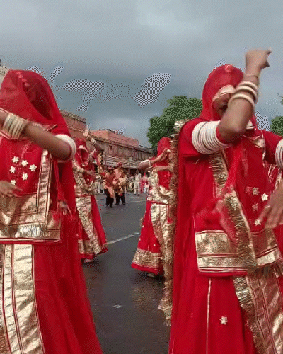 राजस्थानी परिधान में सजी महिलाएं घूमर करते हुए सवारी में शामिल हुईं।