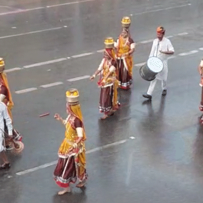 सिर पर कलश लेकर तीज माता की सवारी मे शामिल हुए महिलाएं।