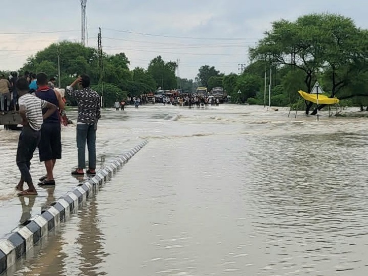 अकलेरा क्षेत्र में पवन नदी से पहले छोटे तालाब का पानी सड़क पर फैलने से झालावाड़ से 12 जिले का संपर्क कट गया