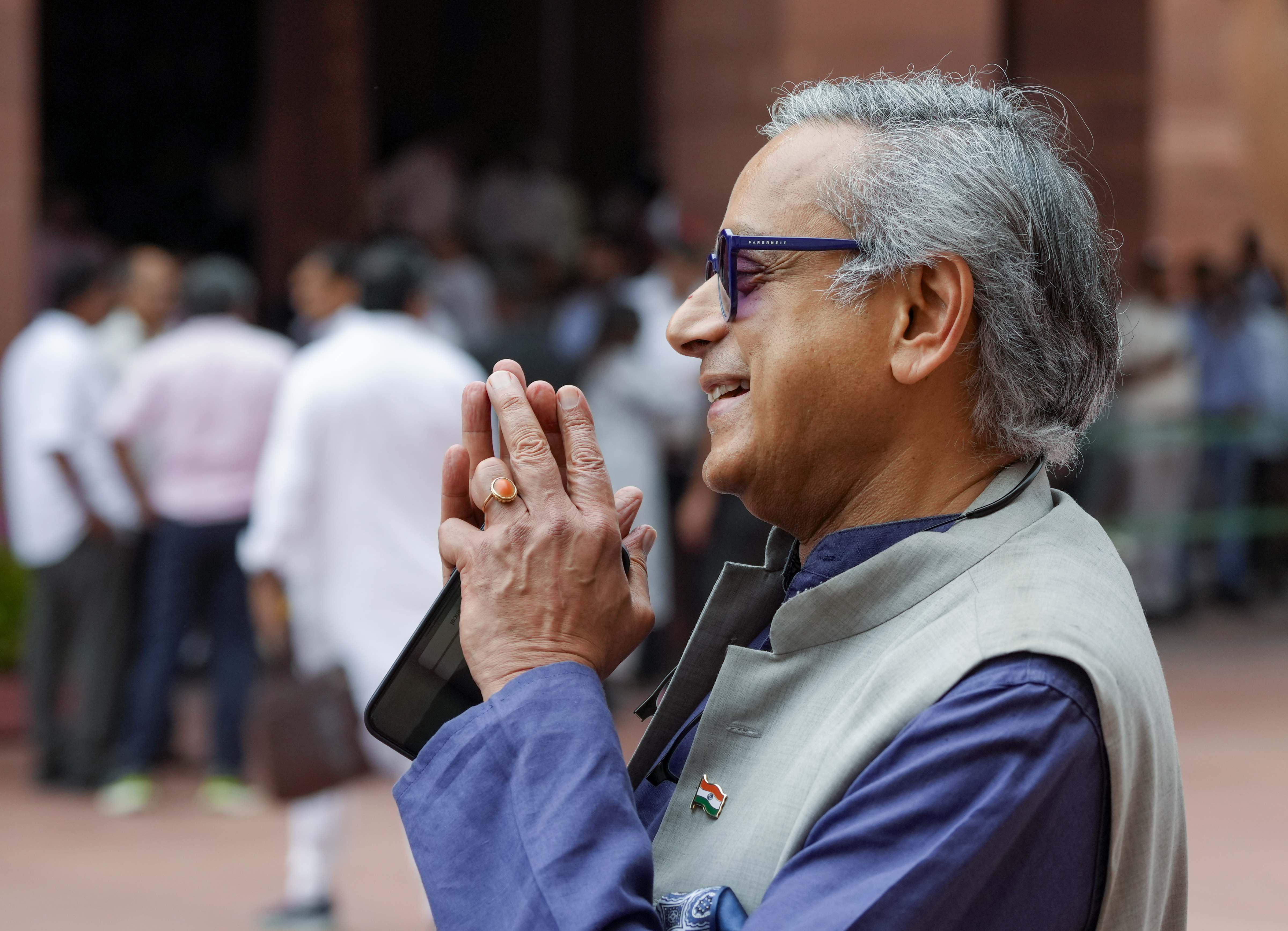ऑपरेशन सिंदूरवर चर्चा, थरूर म्हणाले - मौन व्रत, मौन व्रत: दावा - संसदेत काँग्रेसच्या विचारसरणीवर बोलण्यास नकार दिला संसदेच्या आवारात पत्रकारांनी विचारलेल्या प्रश्नाला उत्तर देताना थरूर यांनी हसतमुखाने हे उत्तर दिले.
