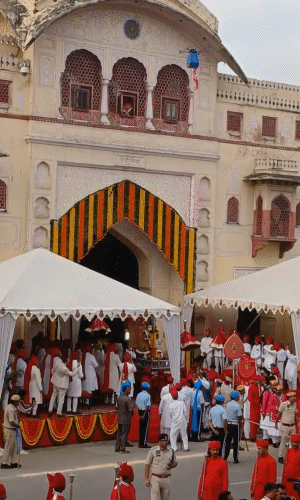 तीज माता की सवारी पर त्रिपोलिया गेट पर ड्रोन से फूलों की बारिश की गई।