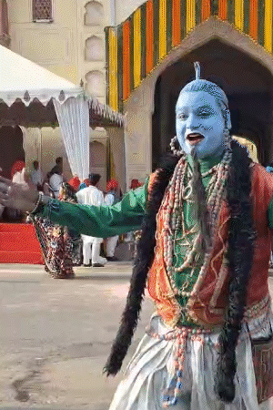 सवारी में कलाकर अलग-अलग स्वांग रचकर पहुंचे। इस दौरान एक कलाकर जिन्न बनकर पहुंचा।