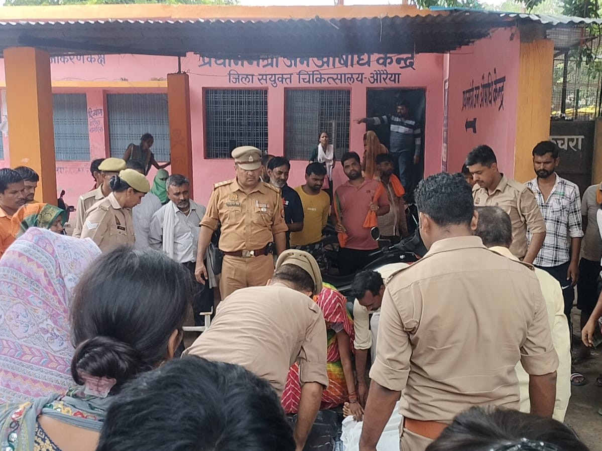 हादसे की सूचना पर लोगों की भीड़ लग गई।