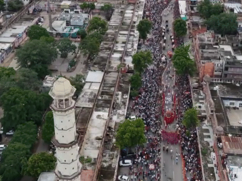 जयपुर परकोटे में त्रिपोलिया गेट का ड्रोन से लिया गया फोटो। बड़ी संख्या में लोग तीज माता की सवारी देखने पहुंचे।