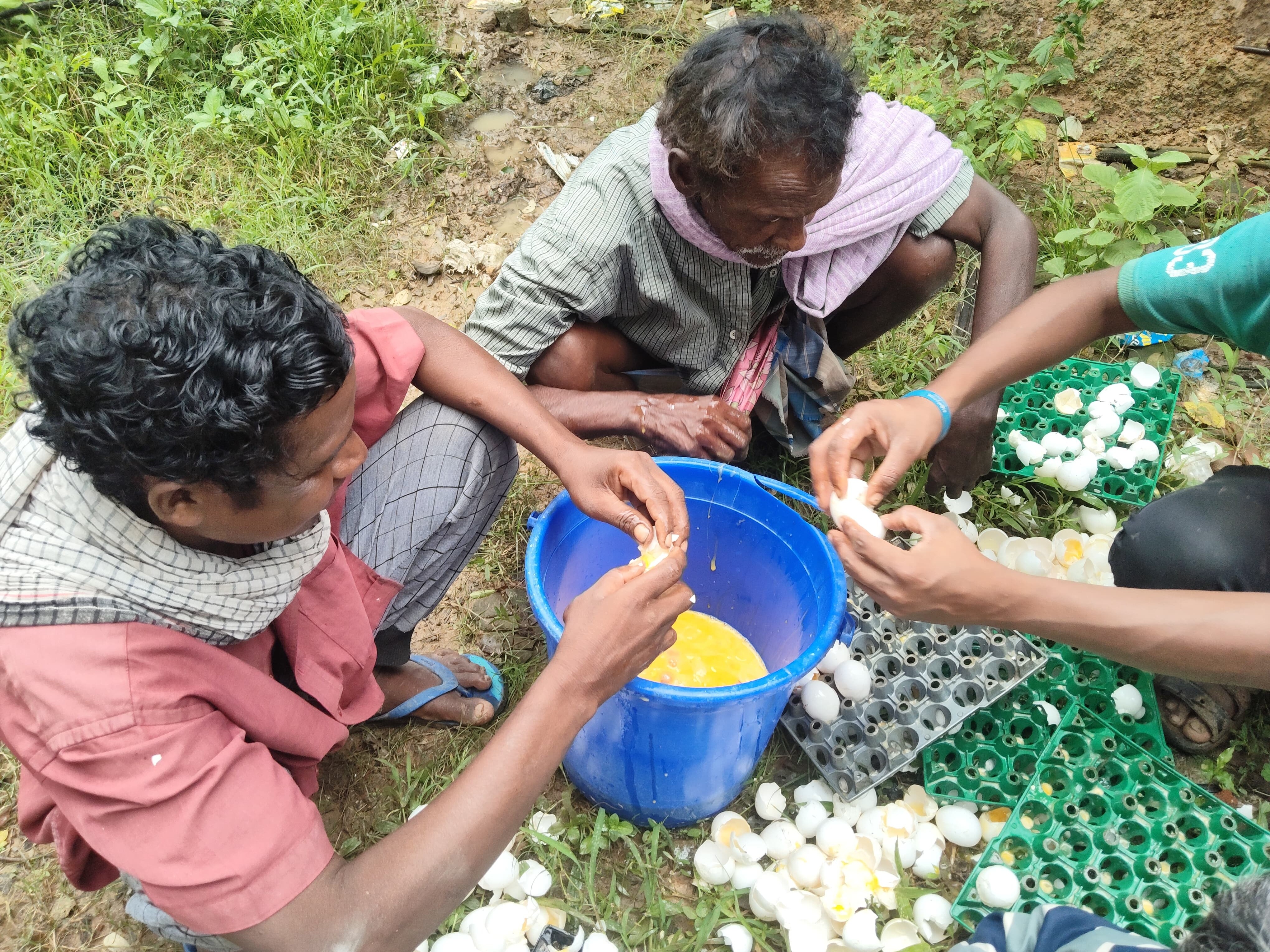 अंडा फोड़कर बाल्टी में ले गए ग्रामीण।