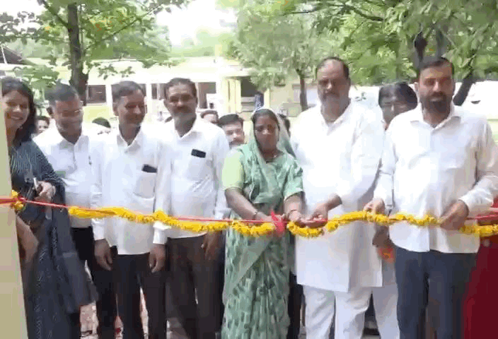 मेले का शुभारंभ करती जिला प्रमुख बरजी भील