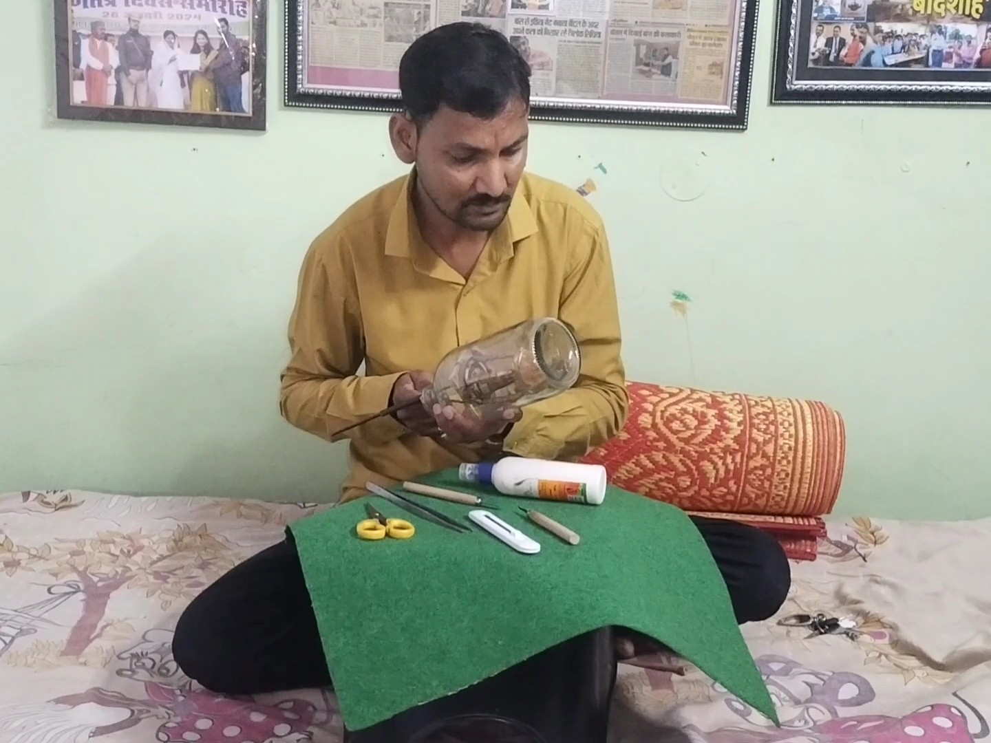 फेविकोल और स्टिक की सहायता से करीब 15 दिनों में मंदिर बना कर तैयार किया गया है।