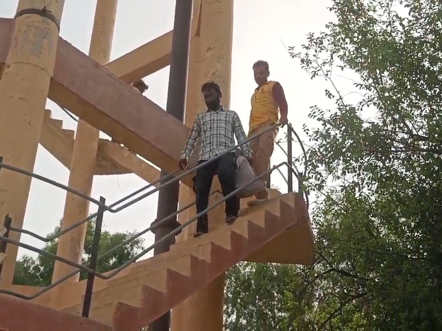 33 घंटे बाद टंकी से नीचे उतरे ग्रामीण।