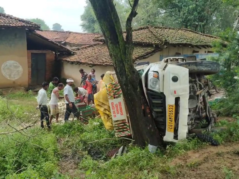 पेड़ से भी टकराई गाड़ी, हादसा घर के पास ही हुआ।