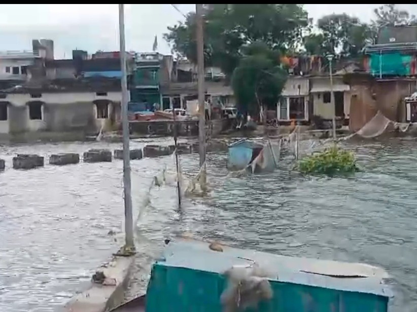 नगर के कई स्थानों पर बनी जलभराव की स्थिति।