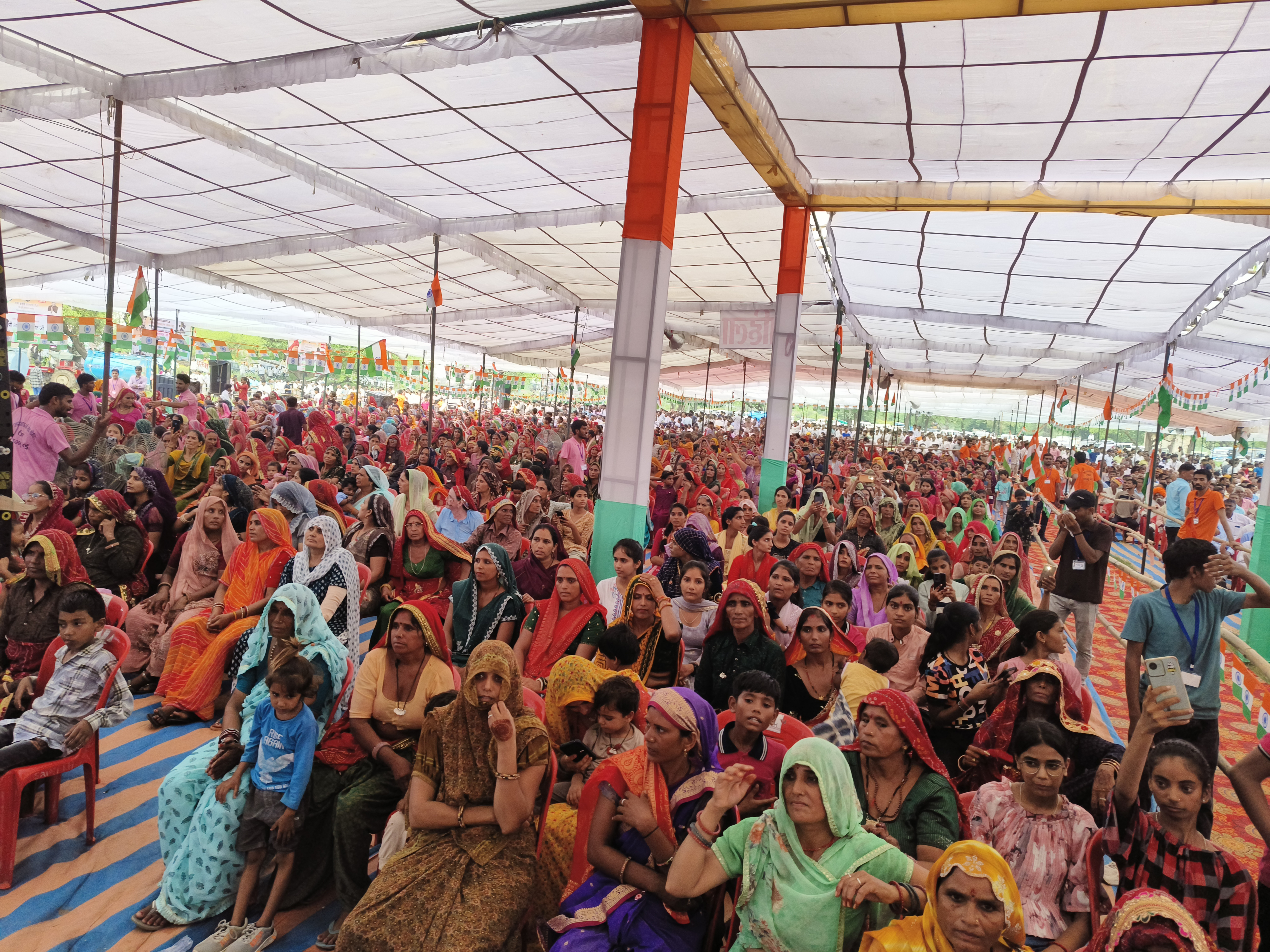 सभा के दौरान बड़ी संख्या में लोग मौजूद रहे।