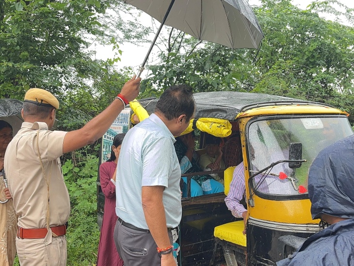 कलेक्टर ने गागरोन पुलिया पर आहू नदी के तेज बहाव को देखने आए लोगों को रोका।