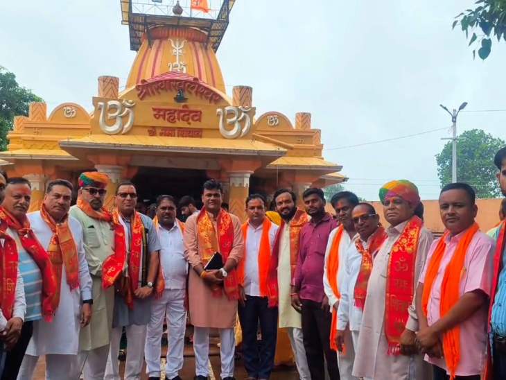 भाजपा नेताओं ने धम्बोला के खाखलेश्वर महादेव मंदिर में भगवान शिव का जलाभिषेक किया।