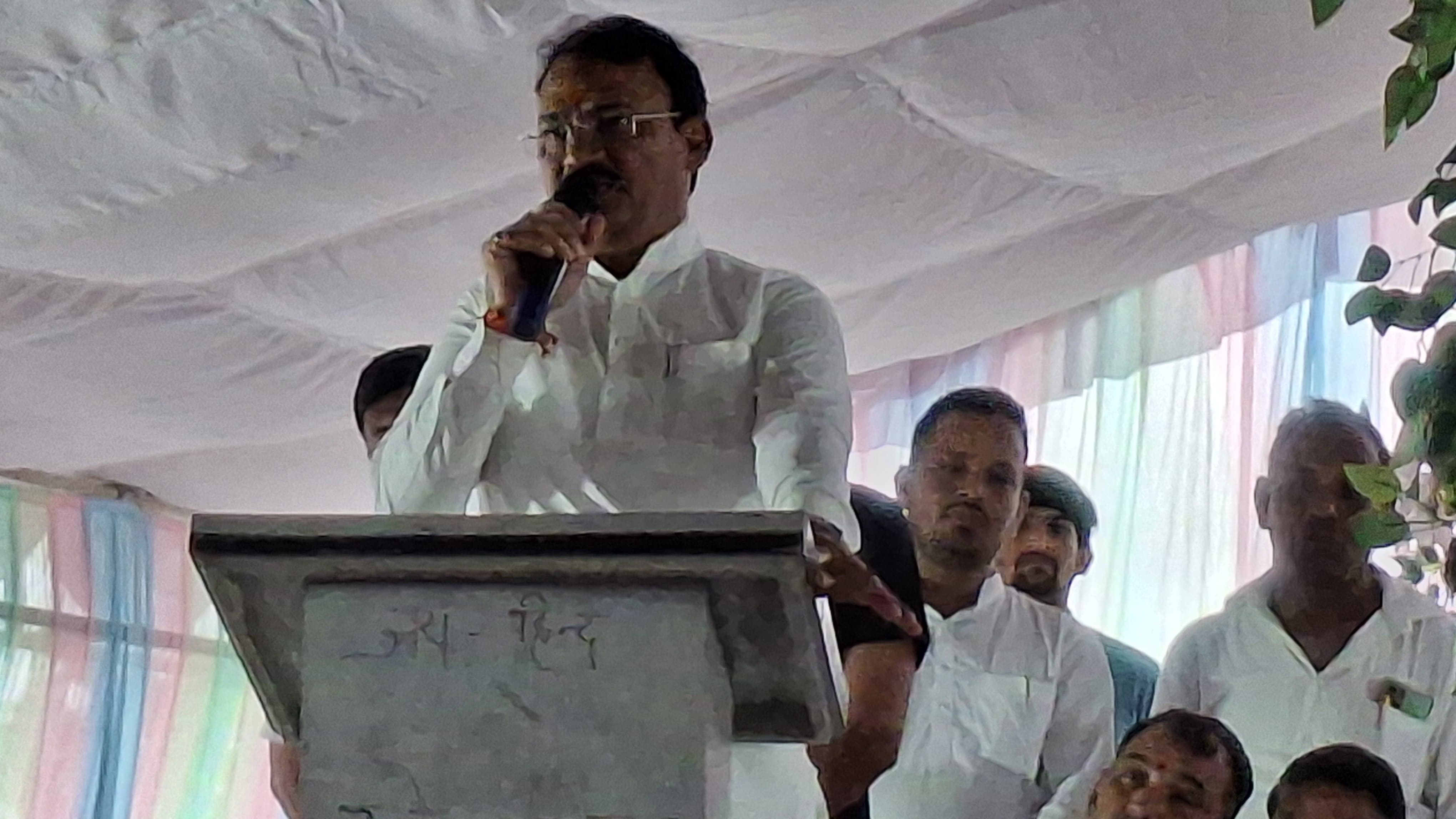 कार्यक्रम को संबोधित करते डिप्टी सीएम प्रेमचंद बैरवा।