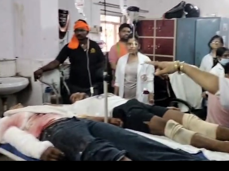 घायलों को अस्पताल पहुंचाया गया। - Dainik Bhaskar