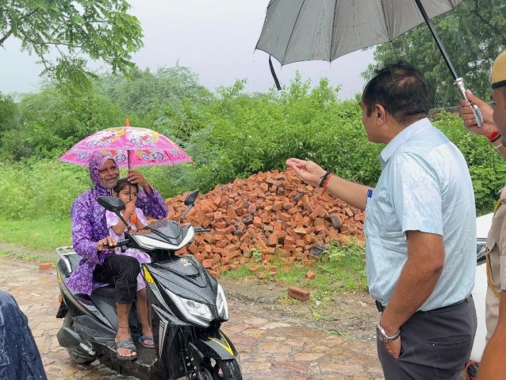लोगों से जलभराव क्षेत्र से दूर रहने की समझाइश करते कलेक्टर।