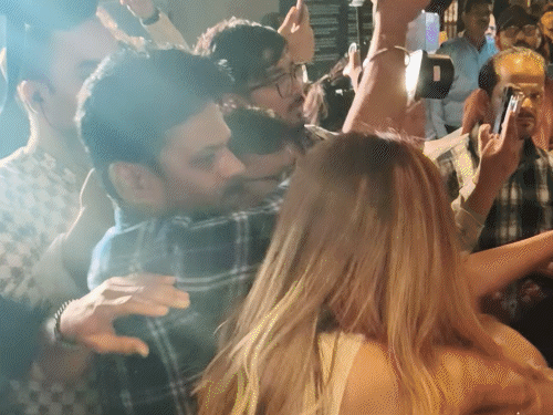 रुचि को काबू करती सिक्योरिटी टीम।