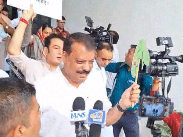 कांग्रेस विधायक हाथों में तख्तियां और गिरगिट के खिलौने लेकर आए थे।