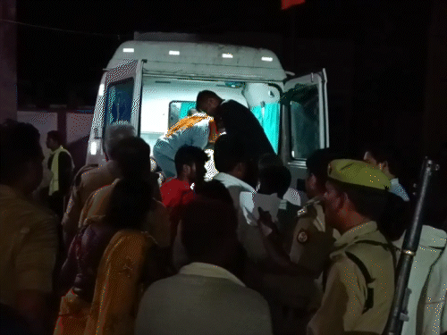 UP- बाराबंकीच्या औसनेश्वर मंदिरात चेंगराचेंगरी, 2 जणांचा मृत्यू: जलाभिषेकादरम्यान विद्युत प्रवाहामुळे दुर्घटना, 29 भाविक जखमी अपघातानंतर जखमींना रुग्णवाहिकेतून रुग्णालयात पाठवण्यात आले.