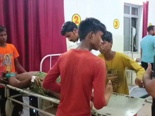 UP- बाराबंकीच्या औसनेश्वर मंदिरात चेंगराचेंगरी, 2 जणांचा मृत्यू: जलाभिषेकादरम्यान विद्युत प्रवाहामुळे दुर्घटना, 29 भाविक जखमी रुग्णालयात जखमींची काळजी घेण्यात कुटुंबातील सदस्य व्यस्त.