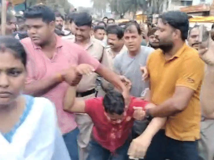 आरोपी के खिलाफ लोगों में नाराजगी देखने को मिली।