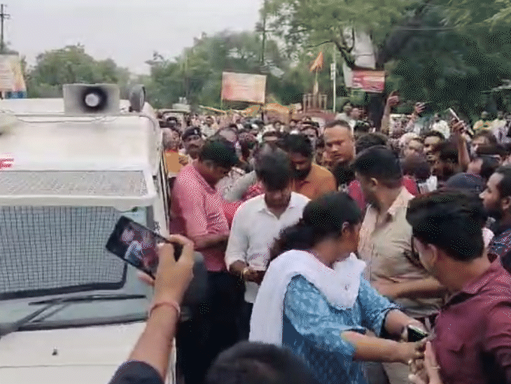 आरोपी को गिरफ्तार कर लाती हुई पुलिस टीम।