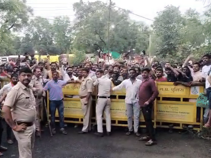 लोगों की नाराजगी को देखते हुए पुलिस ने थाने के सामने बैरिकेड्स लगा दिए।