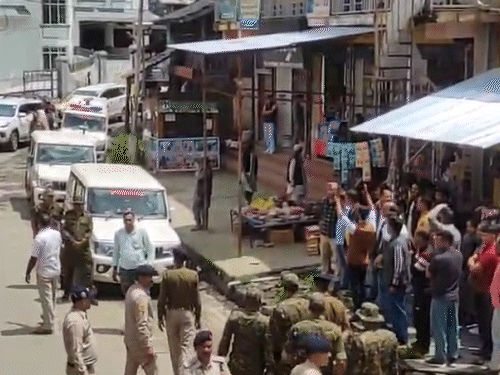 राजस्व मंत्री जगत नेगी को जंजैहली में काले झंडे दिखाते हुए भाजपा नेता