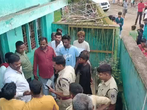 वारदात के बाद पुलिस घटनास्थल पर पहुंची और लोगों ने पूछताछ की।