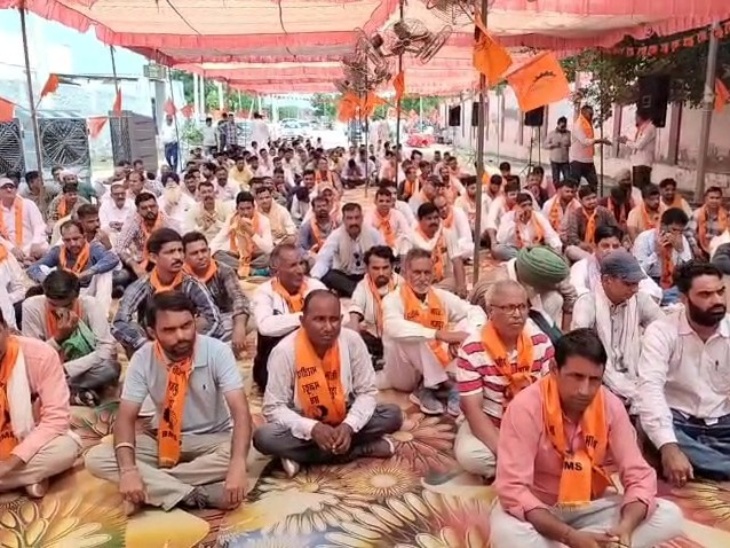 रैली में मौजूद भारतीय मजदूर संघ के सदस्य।
