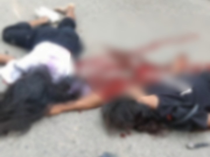 हादसे के बाद घायल अवस्था में युवतियां सड़क पर ही पड़ी रहीं।