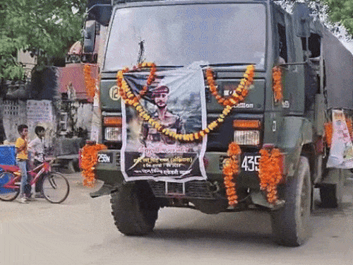 ब्यावर के अमृतकौर हॉस्पिटल से पैतृक गांव ओझियाना तक पन्ना सिंह की तिरंगा यात्रा निकाली गई।