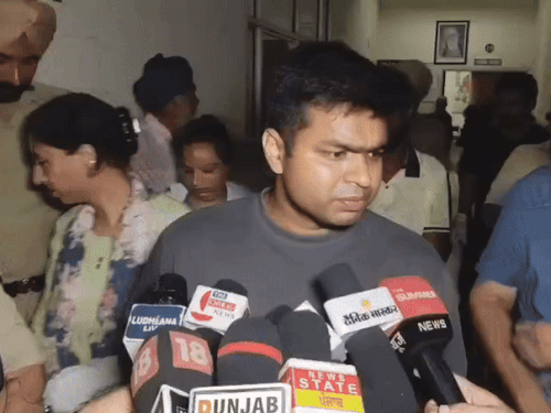 Deputy Commissioner Himanshu Jain arrived to know the condition of the injured.