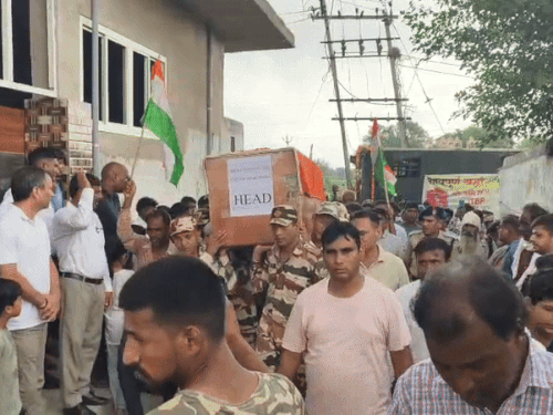A large number of people were present in the martyr's honor journey.