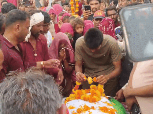 अंतिम दर्शन के दौरान जवान की पत्नी पूजा और रोते हुए छोटे भाई को लोगों ने संभाला।