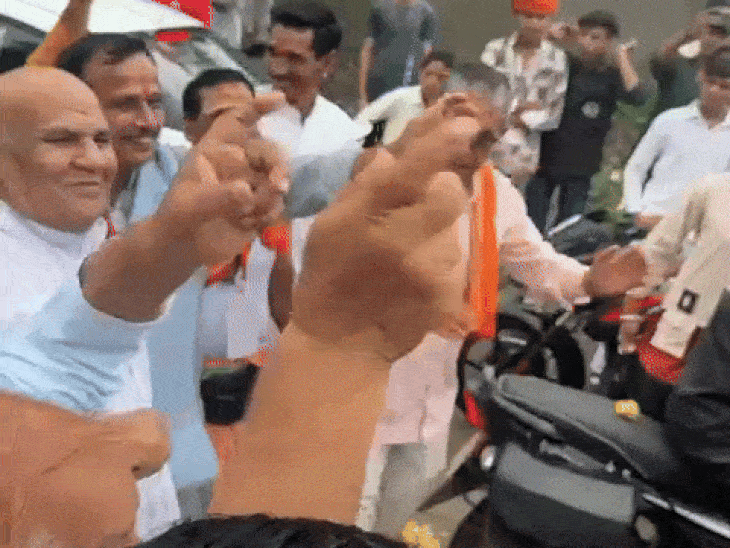 मंत्री के साथ यात्रा में शामिल लोग भी नाचे।