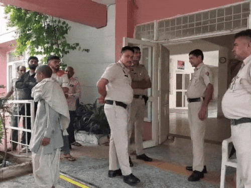 Police personnel present in Khanpur Medical College.