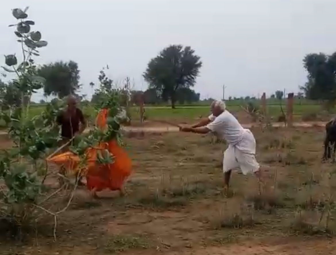 घटना का एक वीडियो भी सामने आया है, जिसमें एक महिला पर बुजुर्ग हमला करते हुए दिख रहा है।