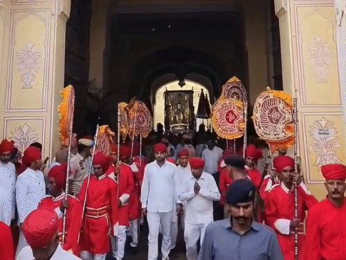 त्रिपोलिया गेट से बाहर आती तीज माता की सवारी।