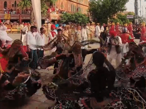 कालबेलिया नृत्य करती महिलाएं तीज माता की सवारी के साथ आगे बढ़ीं।