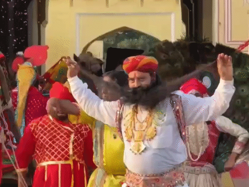 माता की सवारी में एक कलाकार अपनी मूंछ दिखाता हुआ आगे बढ़ा। वहीं, दूसरे में तलवार मुंह में रख ली।
