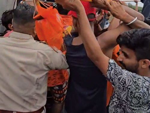 कांवड़ियों ने पुलिस कर्मचारी से धक्कामुक्की की।