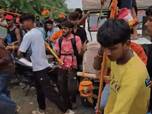 डीजे बंद करने बाद कांवड़ियों ने पुलिसकर्मियों को धक्का देकर नीचे गिरा दिया।