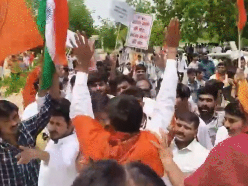 छात्र संघ चुनाव बहाली की मांग को लेकर नेशनल हाईवे 11 की ओर बढ़ रहे ABVP कार्यकर्ताओं को पुलिस ने रोका।